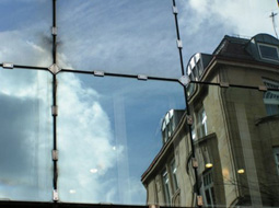 Fassade von einer Glasfassade
